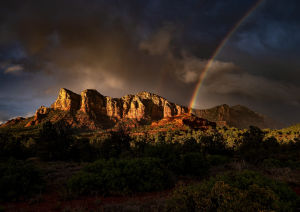 Гостиница с видом на скалы